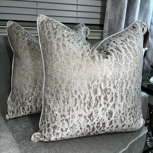 1-NWT SOHO STUDIO METALLIC GOLD LUXURY DECORAYIVE PILLOW